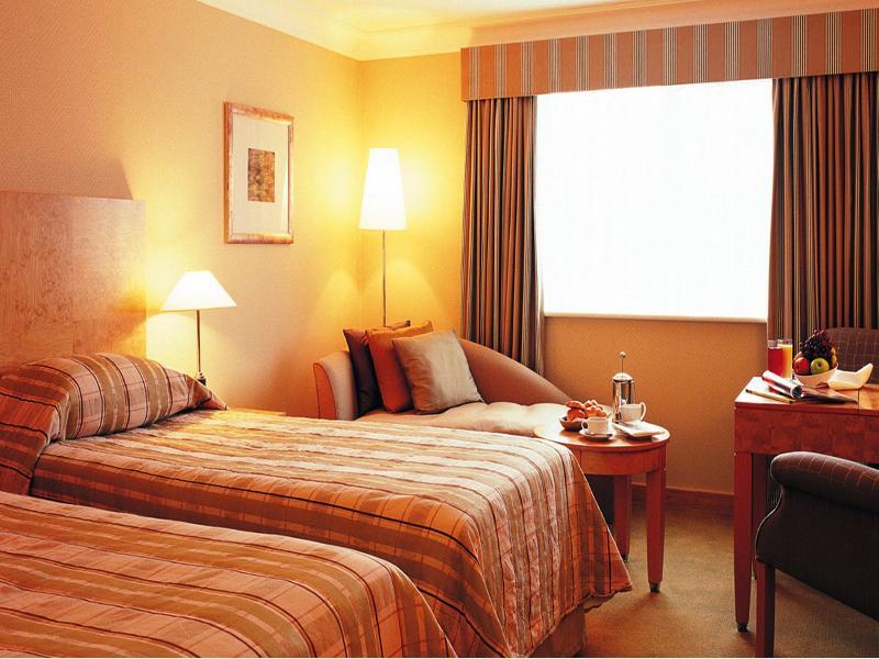 Regency Park Hotel, Health Club & Spa Thatcham Bagian luar foto