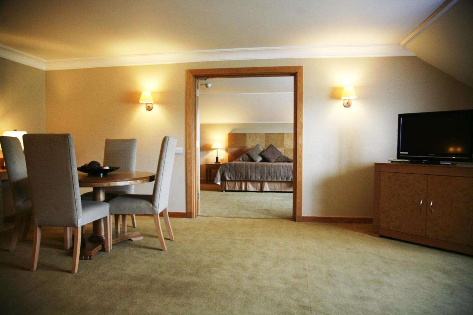 Regency Park Hotel, Health Club & Spa Thatcham Bagian luar foto