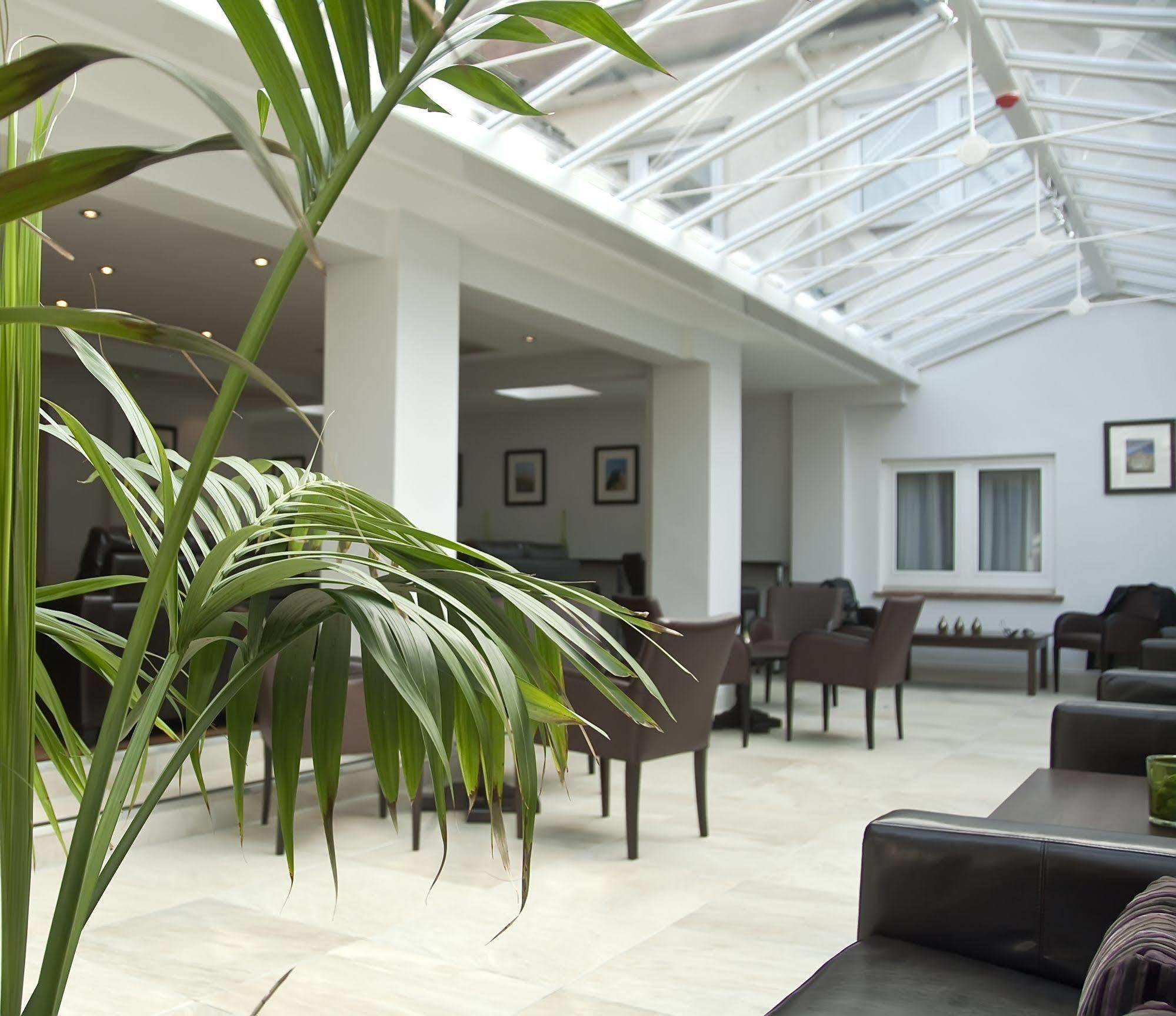 Regency Park Hotel, Health Club & Spa Thatcham Bagian luar foto