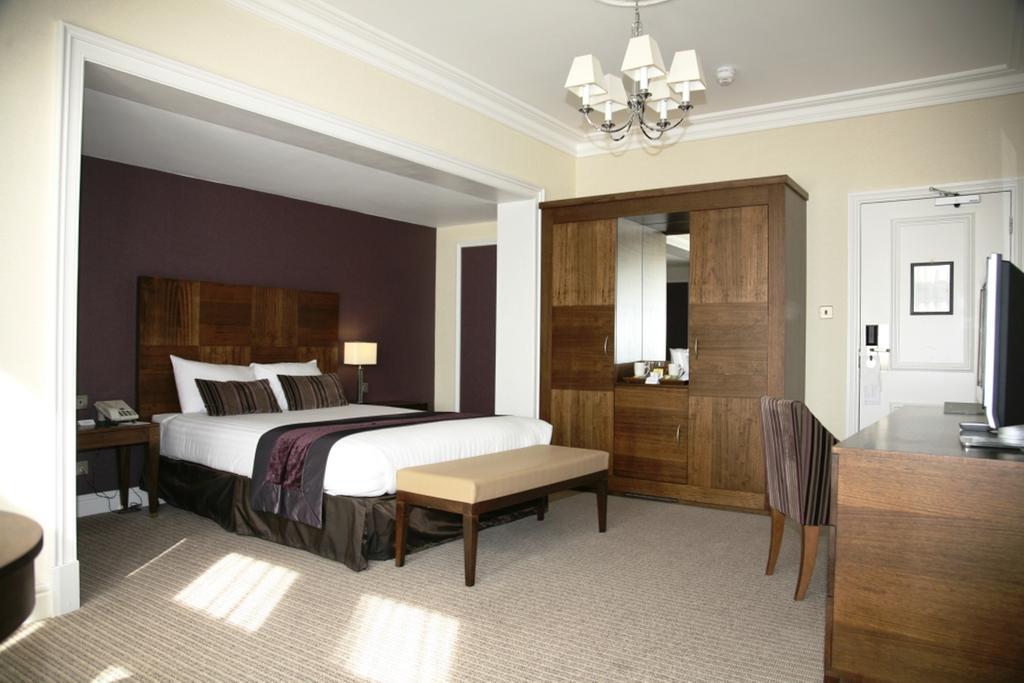 Regency Park Hotel, Health Club & Spa Thatcham Bagian luar foto