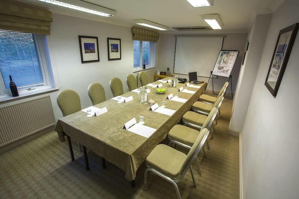 Regency Park Hotel, Health Club & Spa Thatcham Bagian luar foto