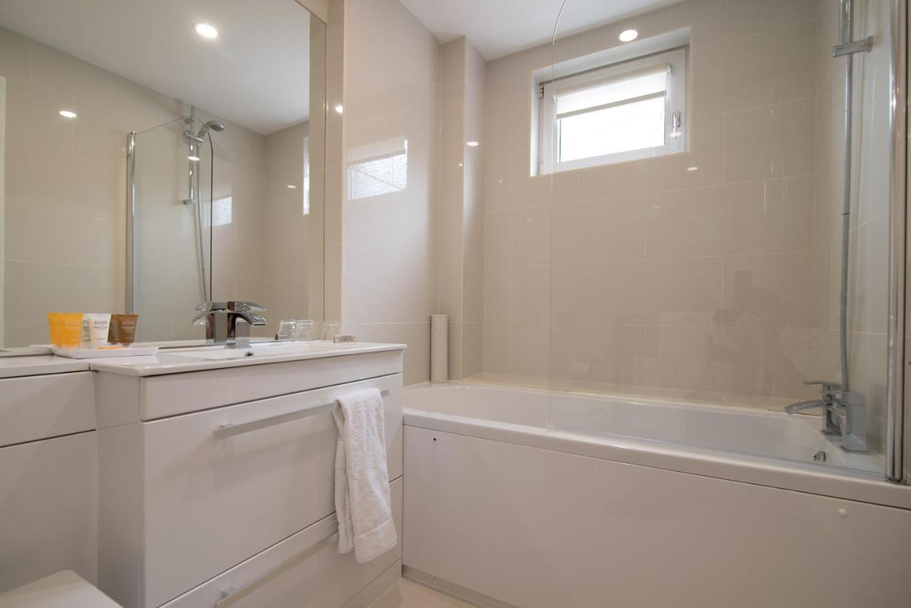 Regency Park Hotel, Health Club & Spa Thatcham Bagian luar foto