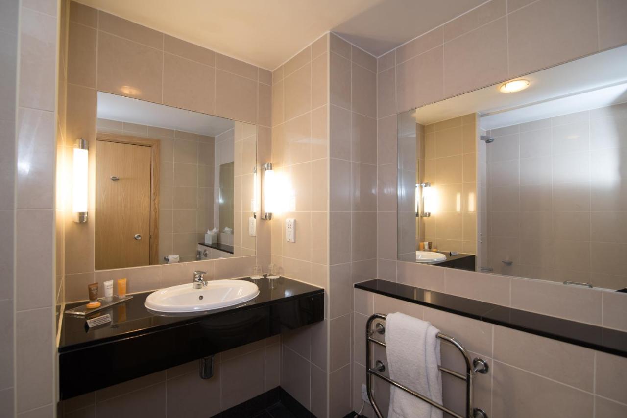 Regency Park Hotel, Health Club & Spa Thatcham Bagian luar foto